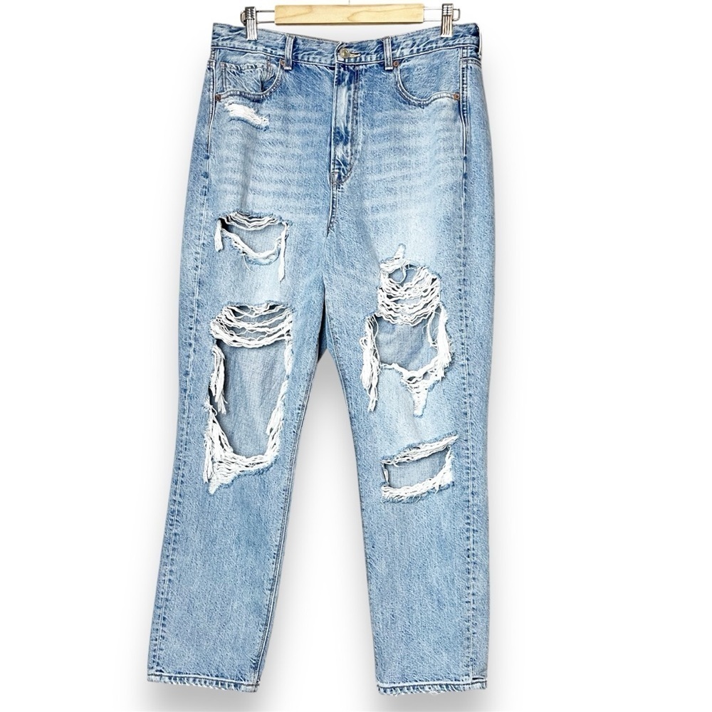 American Eagle Highest Rise Mom Jeans 12‎ light wash distressed destroyed ripped